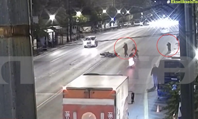 Νέο βίντεο από το τροχαίο δυστύχημα μπροστά από τη Βουλή – Τα δραματικά λεπτά μετά τη φονική σύγκρουση